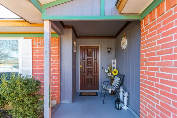 a view of entryway front of house