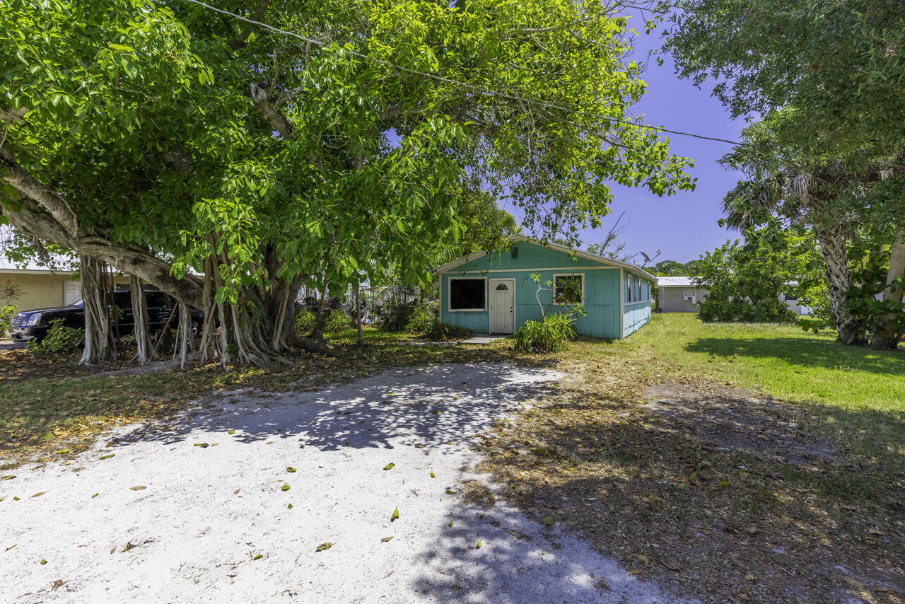 801 Central Avenue Stuart, FL 34994 - Photo 2 of 12 a view of a house with backyard and a tree
