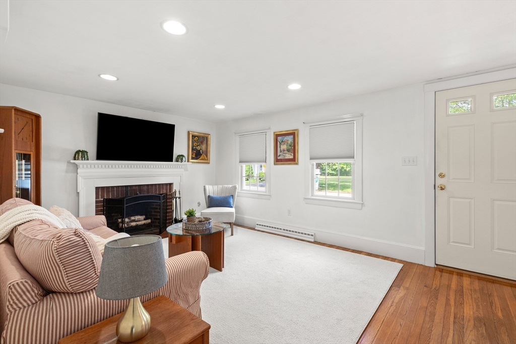 18 Knowlton Street Hamilton, MA 01982 - Photo 5 of 29