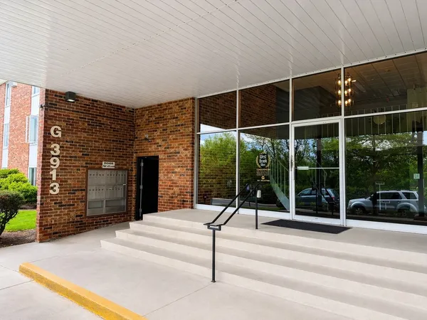 $274,800 | 3913 Saratoga Avenue, Unit 117, Downers Grove, IL 60515