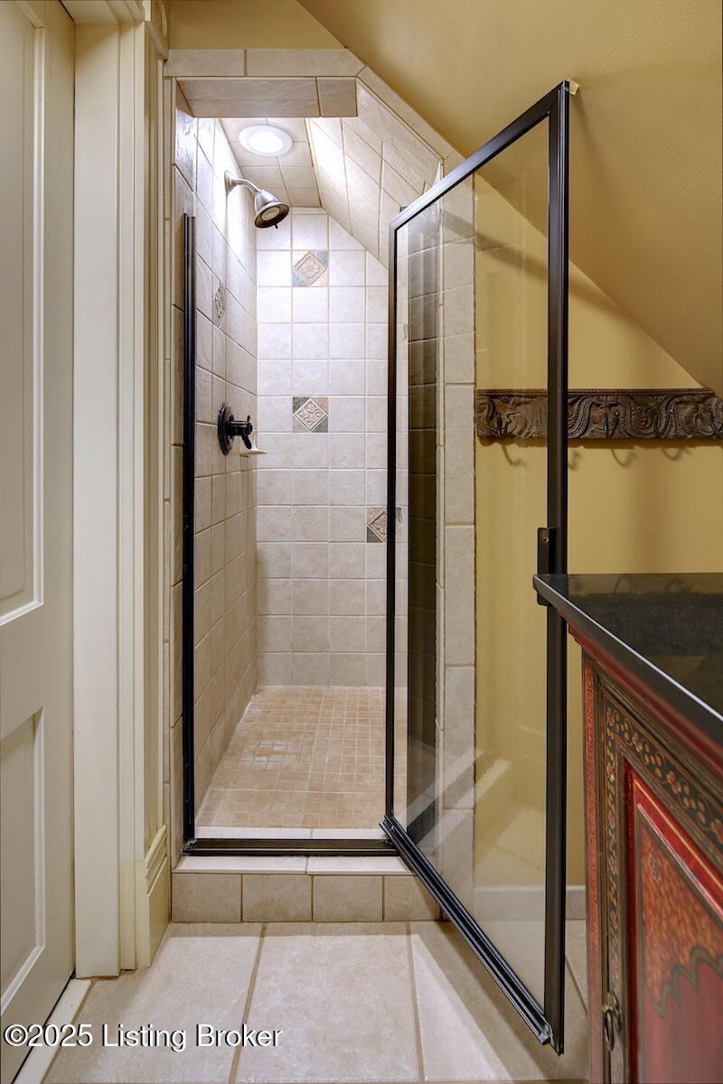 1135 Cherokee Road Louisville, KY 40204 - Photo 36 of 55 3rd floor full bath