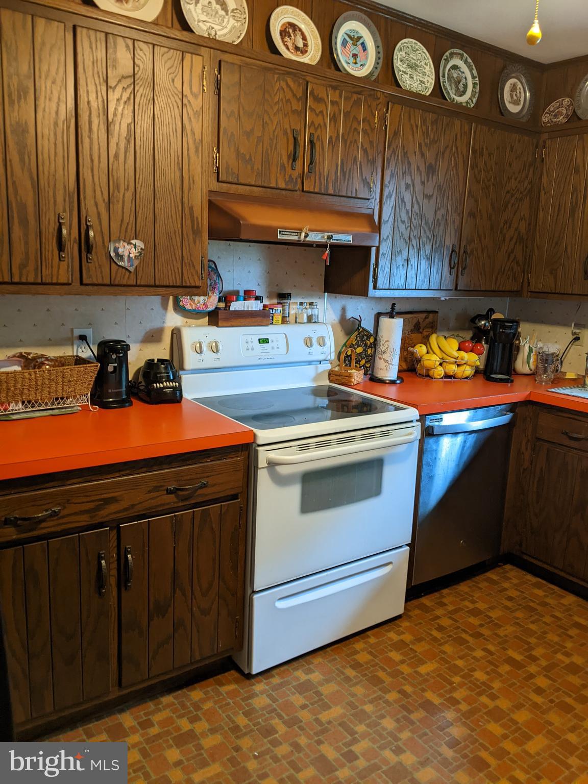 63 Harristown Road Paradise, PA 17562 - Photo 5 of 16 Oak Kitchen