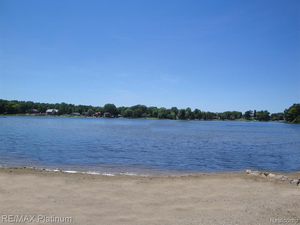 Fantastic sandy beach area! Coon Lake is great for water skiing!