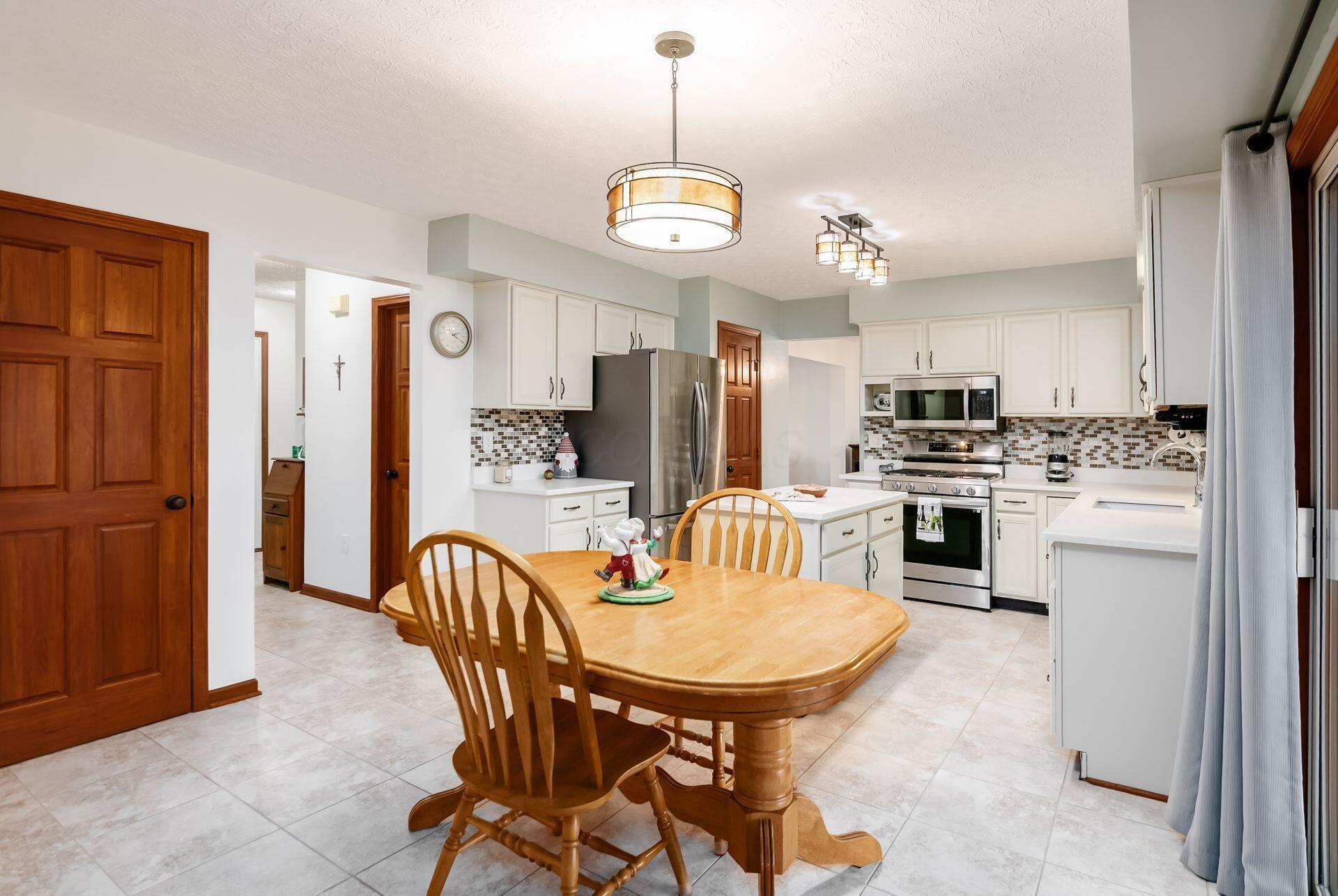5581 Seapine Road Hilliard, OH 43026 - Photo 19 of 58 Casual Dining & Kitchen - 18'2" x 12'3"