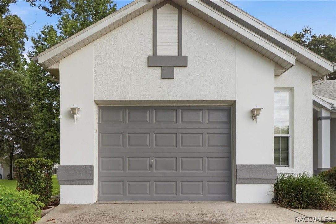 6716 East Waybridge Court Inverness, FL 34452 - Photo 4 of 49 1-car garage