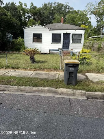 a view of house and outdoor space