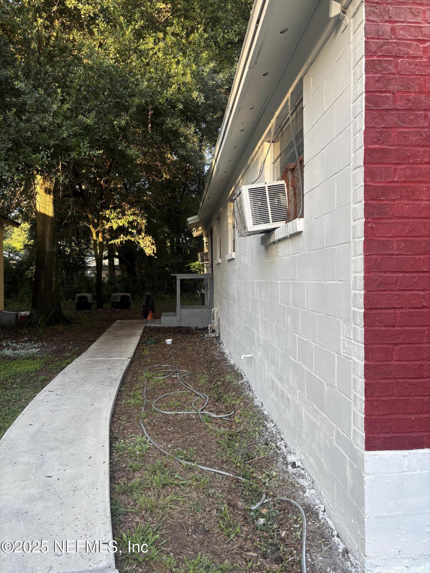 1115 Rushing Street Jacksonville, FL 32209 - Photo 4 of 24 a view of backyard with green space