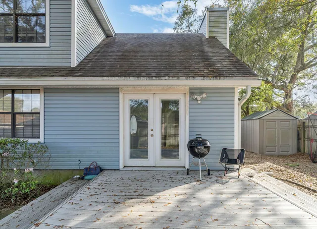 a view of a house with backyard