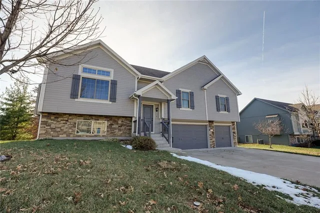 $395,000 | 100 Southeast Hanging Garden Street, Lee's Summit, MO 64064