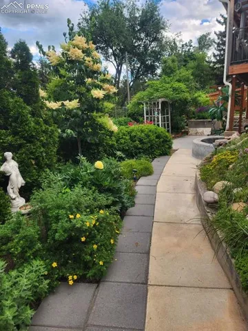 a view of a pathway with a house