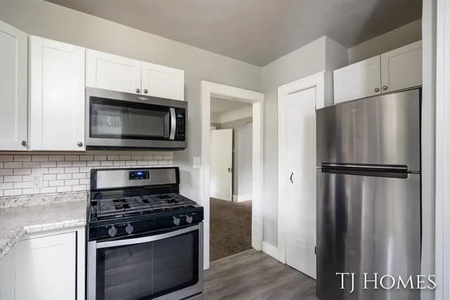 $299,900 | 52 Holly Street Southwest, Grand Rapids, MI 49548