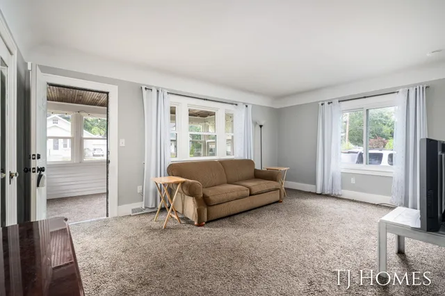 $299,900 | 52 Holly Street Southwest, Grand Rapids, MI 49548