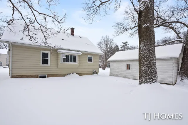 $299,900 | 52 Holly Street Southwest, Grand Rapids, MI 49548