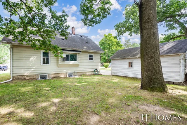 $299,900 | 52 Holly Street Southwest, Grand Rapids, MI 49548