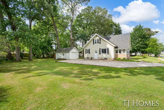 $299,900 | 52 Holly Street Southwest, Grand Rapids, MI 49548