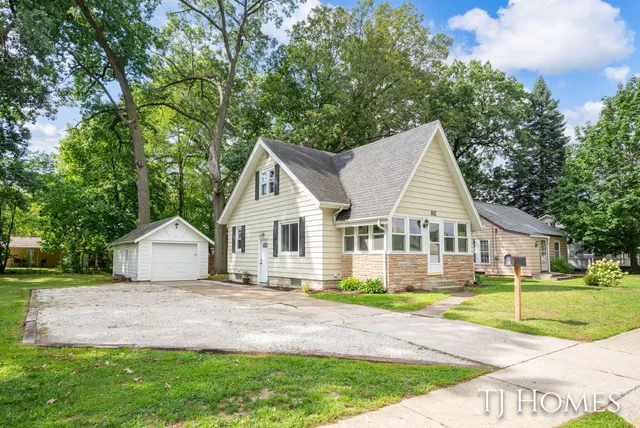 $299,900 | 52 Holly Street Southwest, Grand Rapids, MI 49548