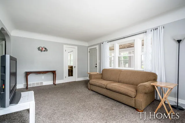 $299,900 | 52 Holly Street Southwest, Grand Rapids, MI 49548