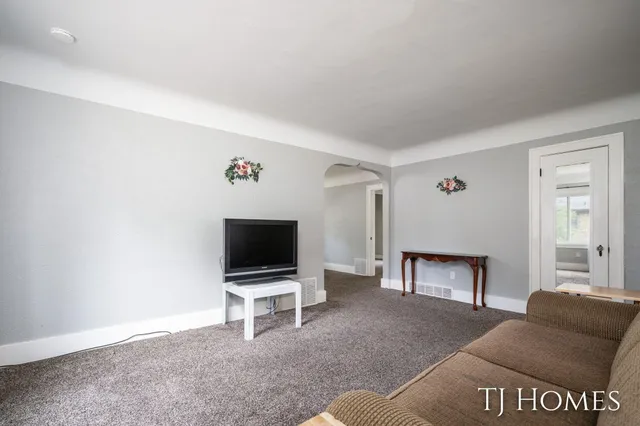 $299,900 | 52 Holly Street Southwest, Grand Rapids, MI 49548