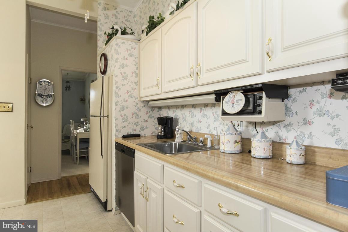 8220 Arrowhead Road Pikesville, MD 21208 - Photo 11 of 30 Kitchen