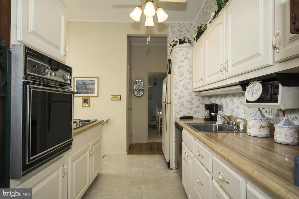 8220 Arrowhead Road Pikesville, MD 21208 - Photo 12 of 30 Kitchen