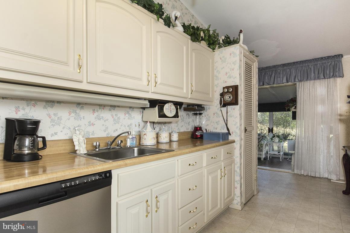 8220 Arrowhead Road Pikesville, MD 21208 - Photo 13 of 30 Kitchen