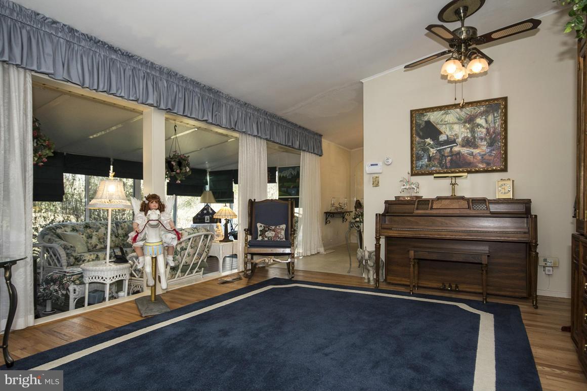 8220 Arrowhead Road Pikesville, MD 21208 - Photo 4 of 30 Living Room