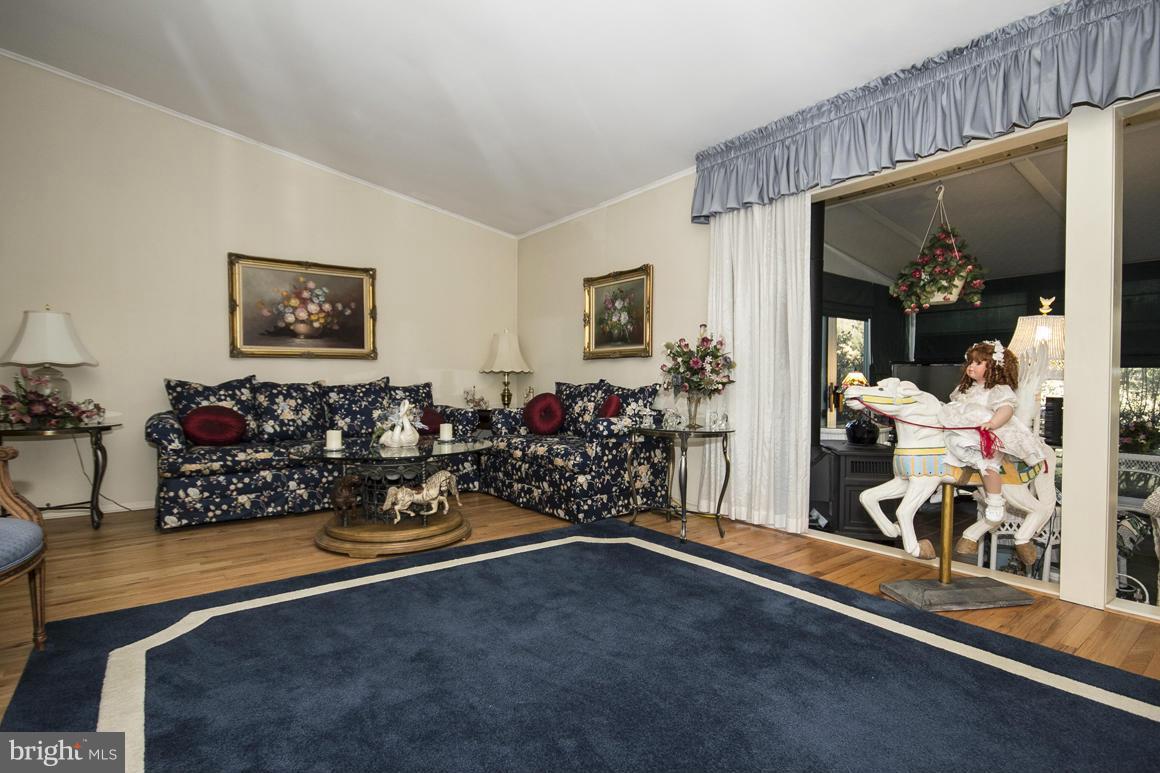 8220 Arrowhead Road Pikesville, MD 21208 - Photo 5 of 30 Living Room