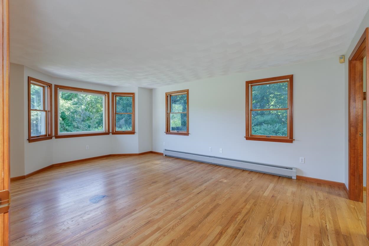 71 S Road Deerfield, NH 03037 - Photo 4 of 40