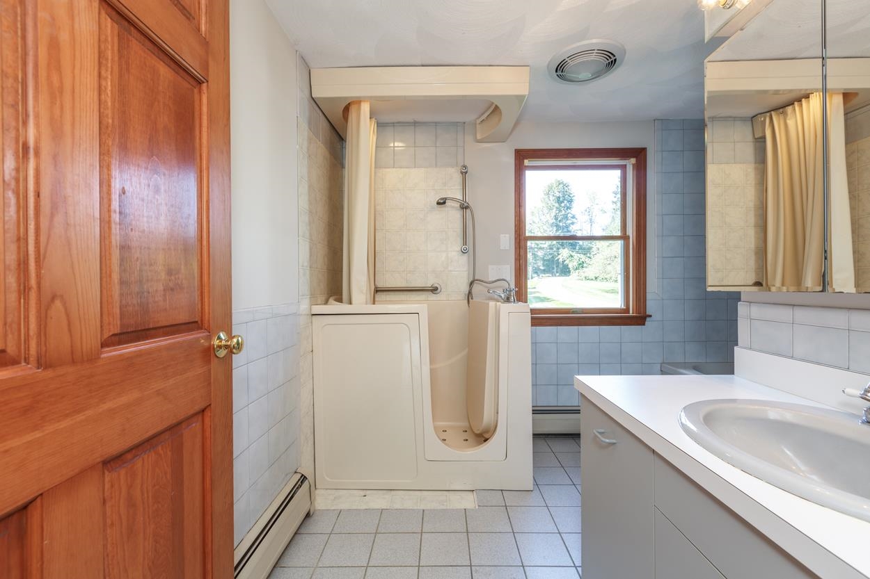 71 S Road Deerfield, NH 03037 - Photo 7 of 40