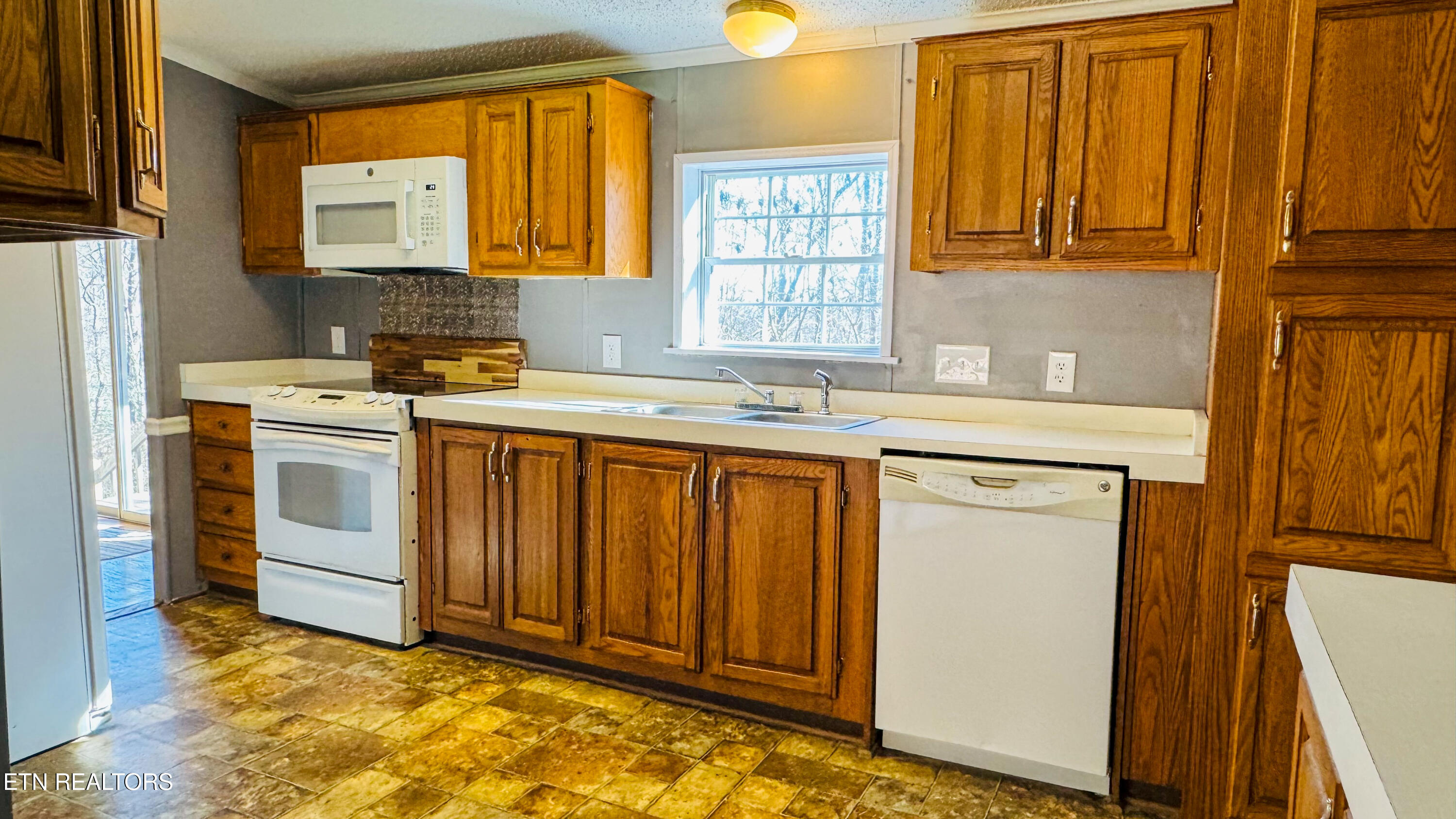135 Harold Brooks Lane Oneida, TN 37841 - Photo 11 of 33 IMG_1187