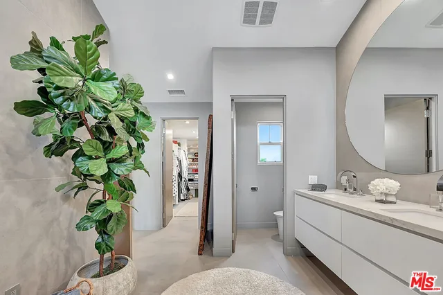 a en suite bathroom with a sink and mirror