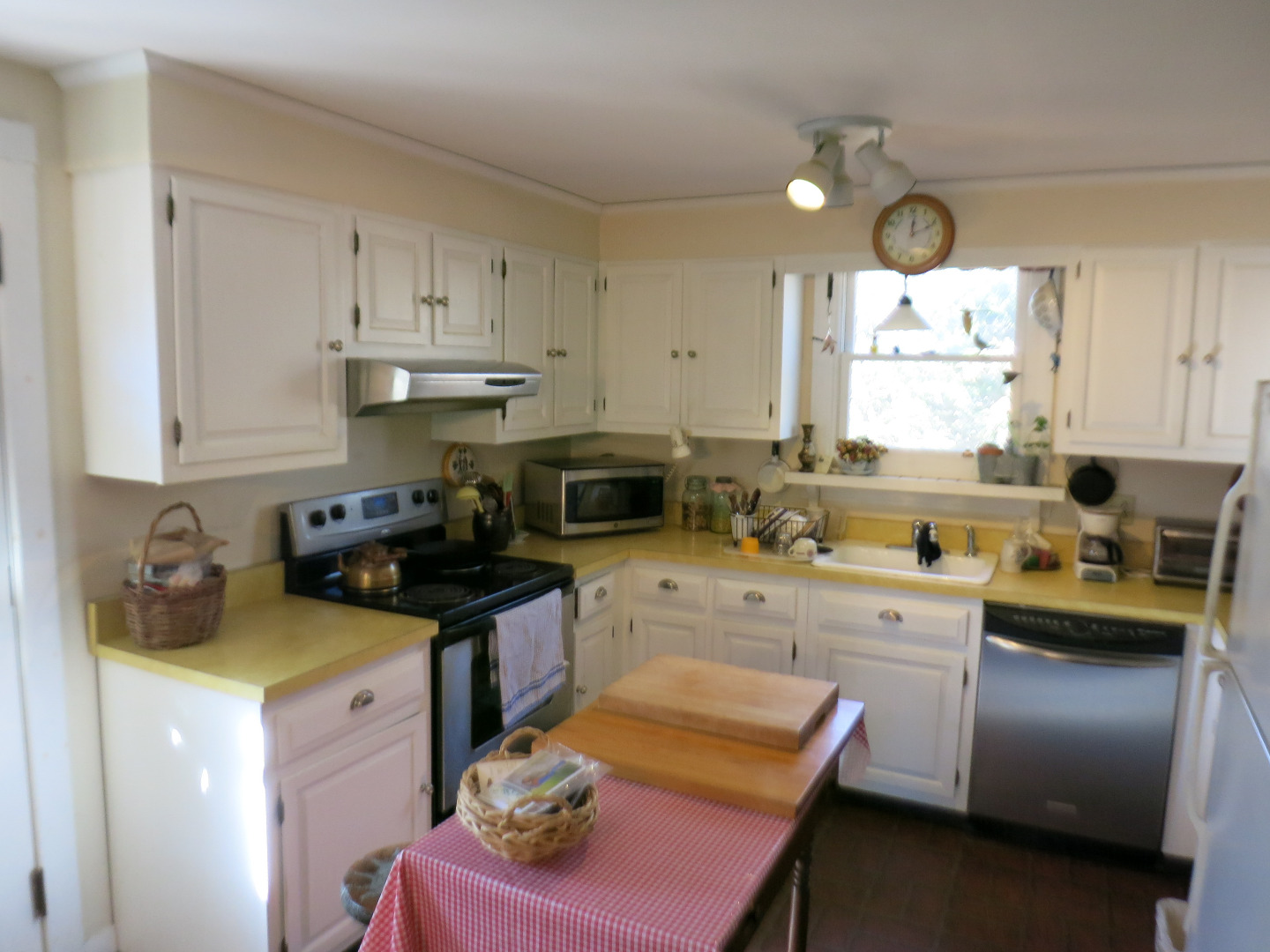 86 Marthas Road Edgartown, MA 02539 - Photo 12 of 25 a kitchen with a stove a sink and a refrigerator