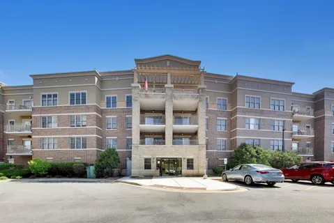 $339,000 | 105 Lakeview Drive, Unit 307, Bloomingdale, IL 60108