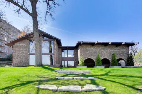 $339,000 | 105 Lakeview Drive, Unit 307, Bloomingdale, IL 60108