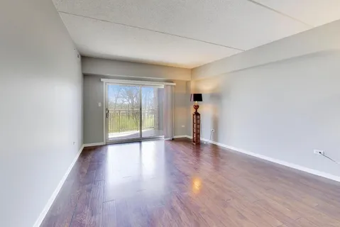 $339,000 | 105 Lakeview Drive, Unit 307, Bloomingdale, IL 60108