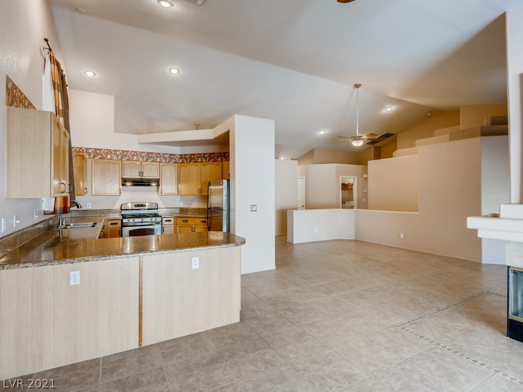 854 Coastal Beach Road Henderson, NV 89002 - Photo 7 of 28