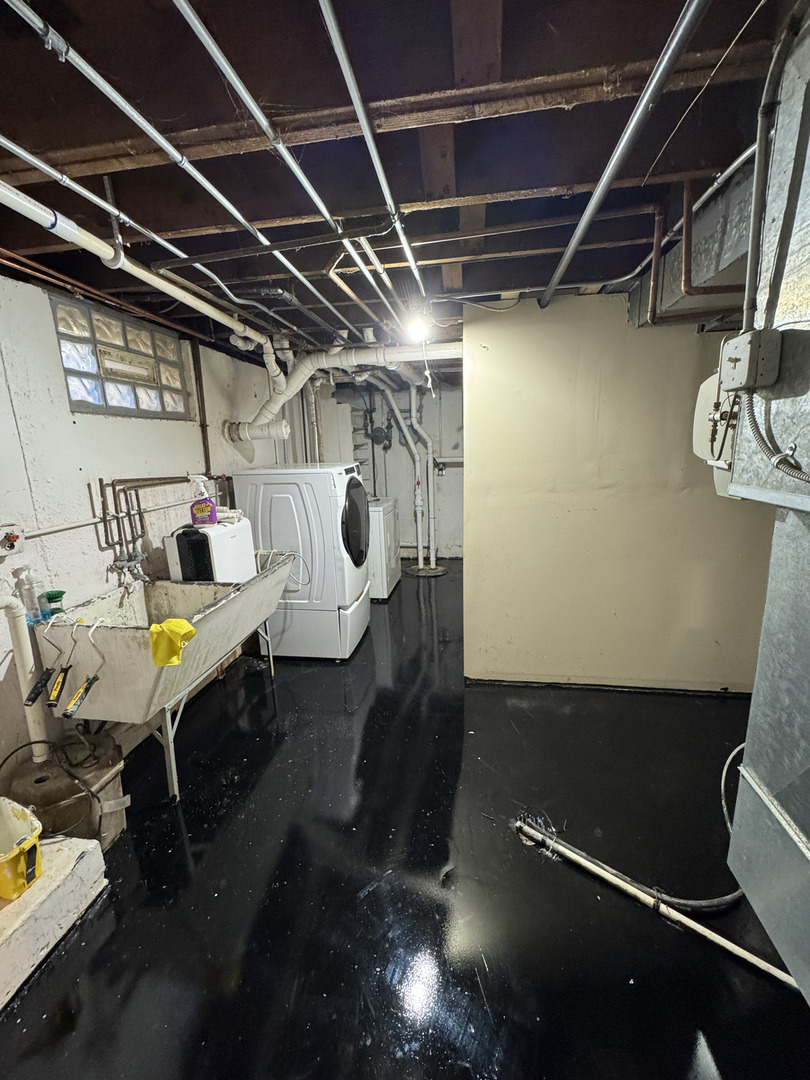 709 West Glencoe Road Palatine, IL 60067 - Photo 16 of 19 a utility room with dryer and washer