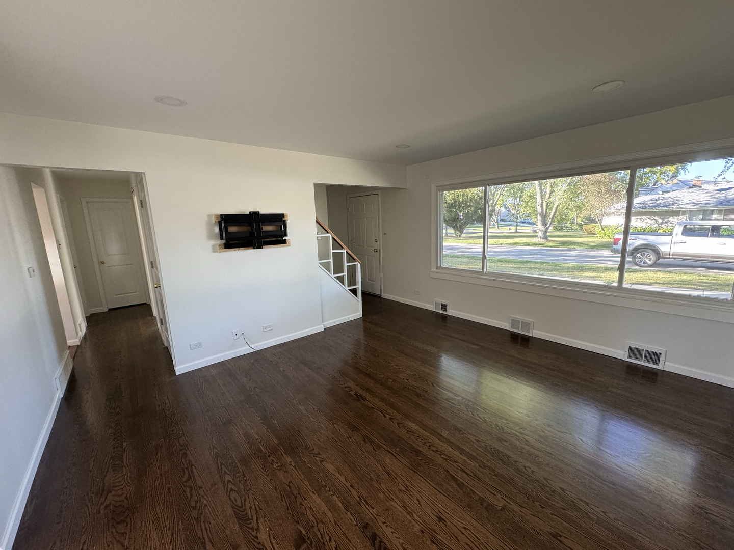 709 West Glencoe Road Palatine, IL 60067 - Photo 5 of 19 a view of a livingroom with wooden floor and a large window