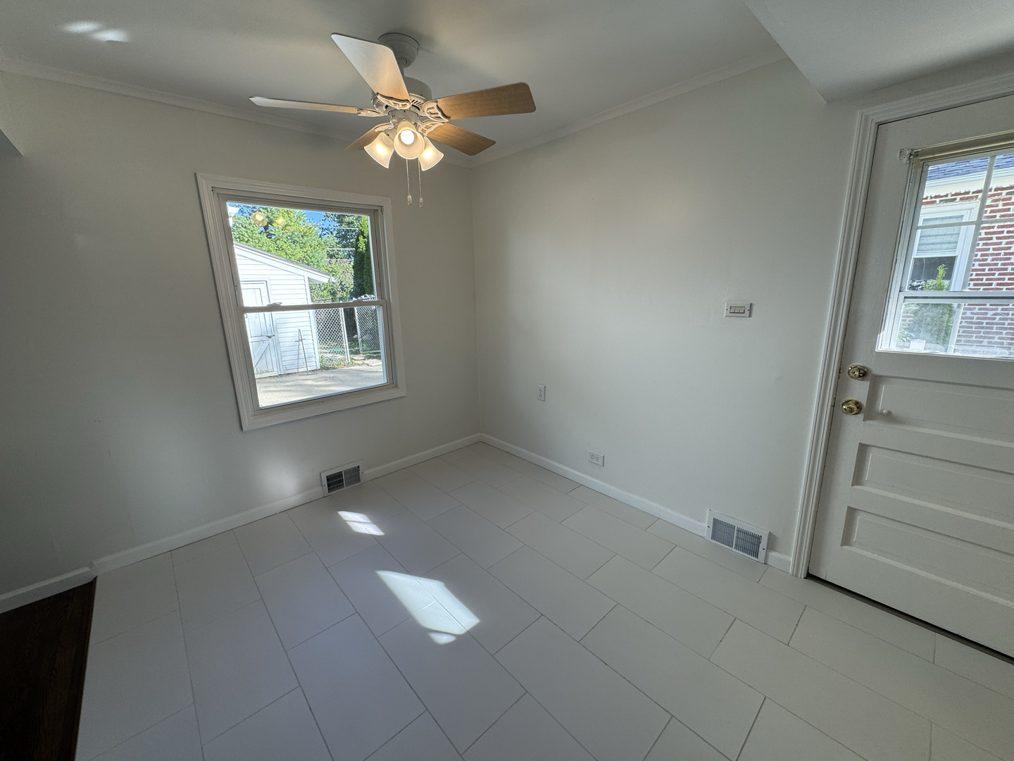 709 West Glencoe Road Palatine, IL 60067 - Photo 8 of 19 an empty room with a window