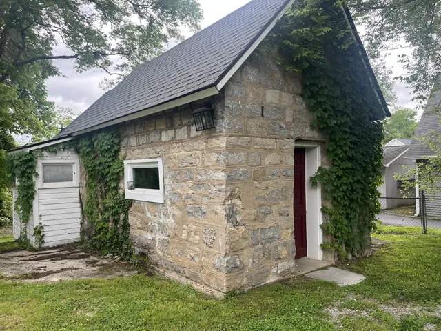 a view of house with a yard