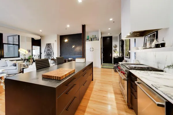 $840,000 | 547 South Clark Street, Unit 1403, Chicago, IL 60605