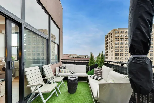$840,000 | 547 South Clark Street, Unit 1403, Chicago, IL 60605