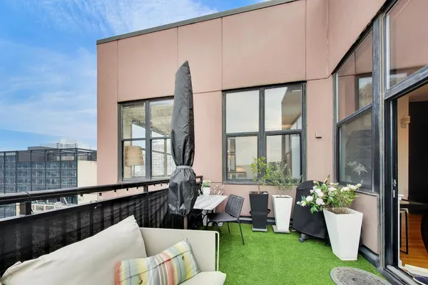$840,000 | 547 South Clark Street, Unit 1403, Chicago, IL 60605