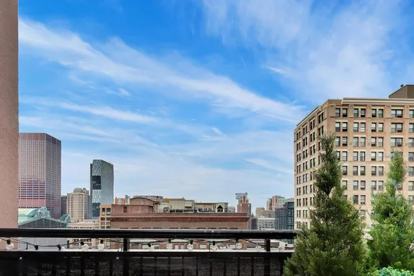 $840,000 | 547 South Clark Street, Unit 1403, Chicago, IL 60605