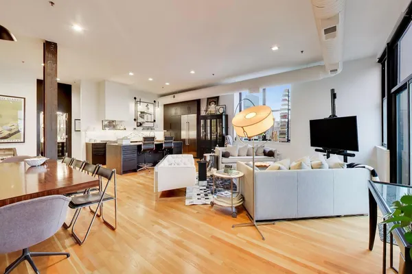 $840,000 | 547 South Clark Street, Unit 1403, Chicago, IL 60605