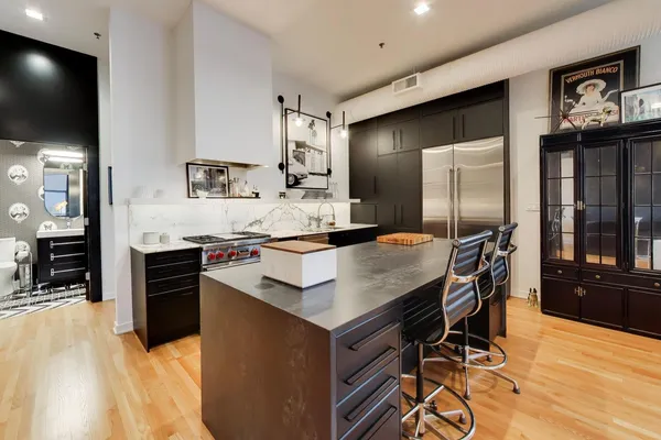 $840,000 | 547 South Clark Street, Unit 1403, Chicago, IL 60605