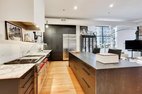 $840,000 | 547 South Clark Street, Unit 1403, Chicago, IL 60605