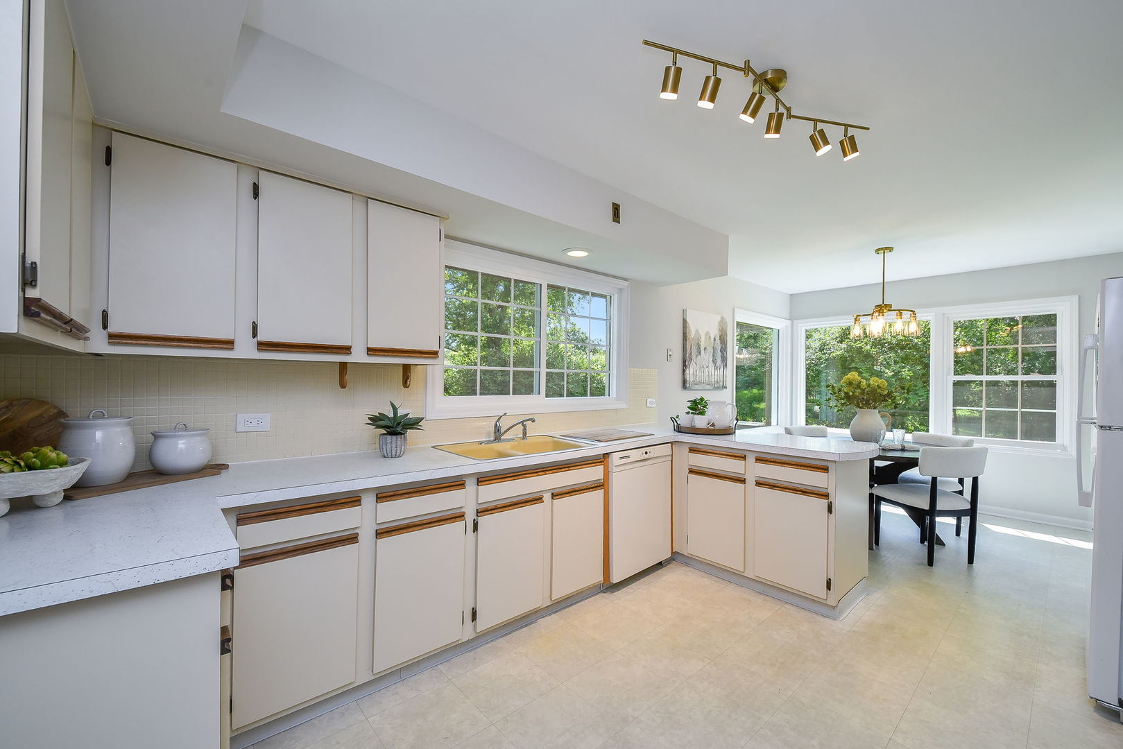 541 Williamsburg Road Glen Ellyn, IL 60137 - Photo 15 of 45 a kitchen a sink and cabinets