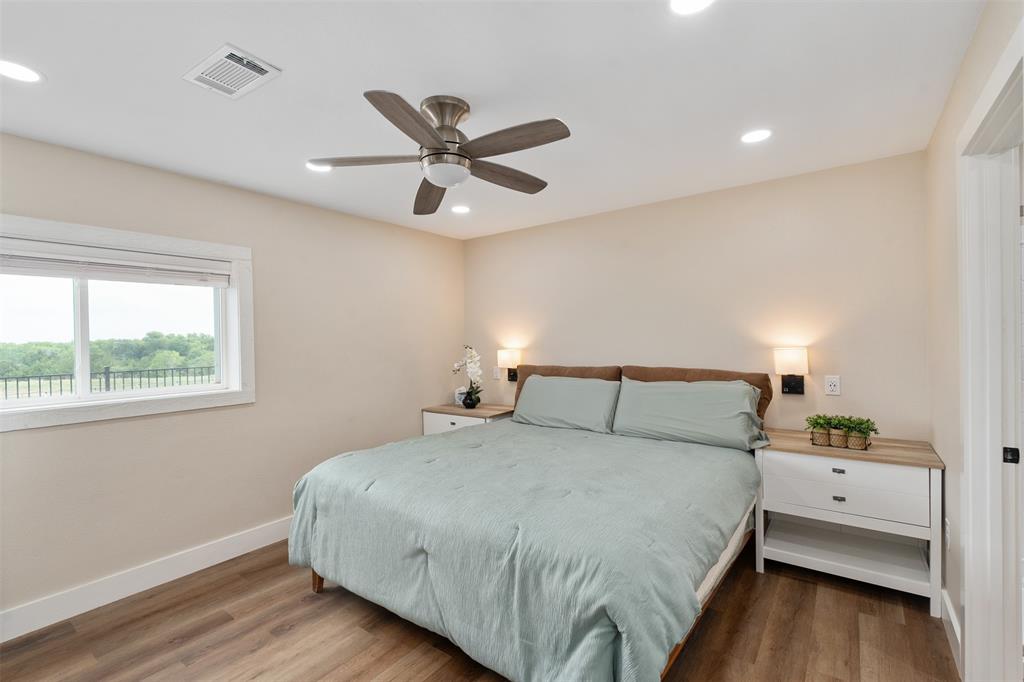 2129 Hcr 3322 Loop Hubbard, TX 76648 - Photo 20 of 38 Upstairs ensuite bedroom.