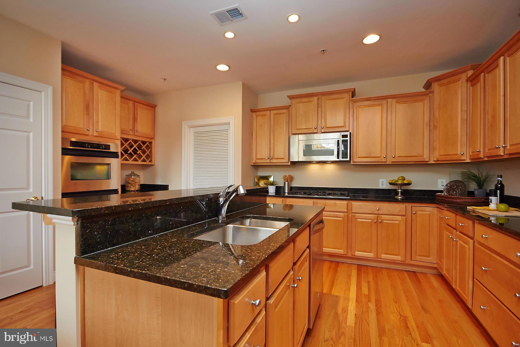 2078 Beacon Heights Drive Reston, VA 20191 - Photo 11 of 30 Kitchen